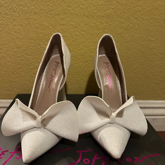 Betsey Johnson Women’s Nobble Ivory Off White Heel Shoes multiple size available - Picture 2 of 11